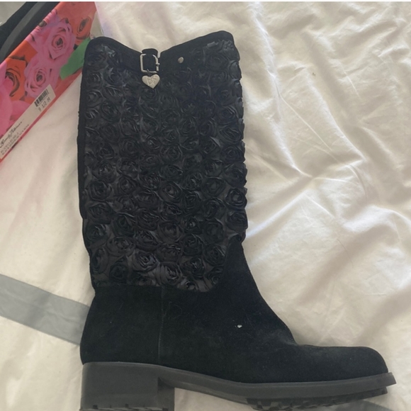NEW Beverly Feldman Roses Black Suede Boots - Picture 2 of 5